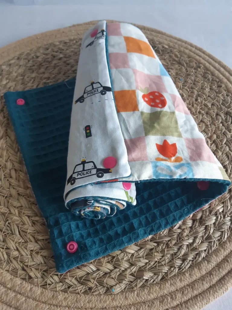 essuie-tout lavable avec des motifs colorés pour les enfants