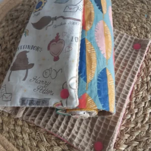 exemple de rouleau de 6 serviettes de table lavables pour enfants avec des motifs sorcier, plumes, abeilles, fusée, lémuriens, banane, mammouth | Cousu Mel Le Havre