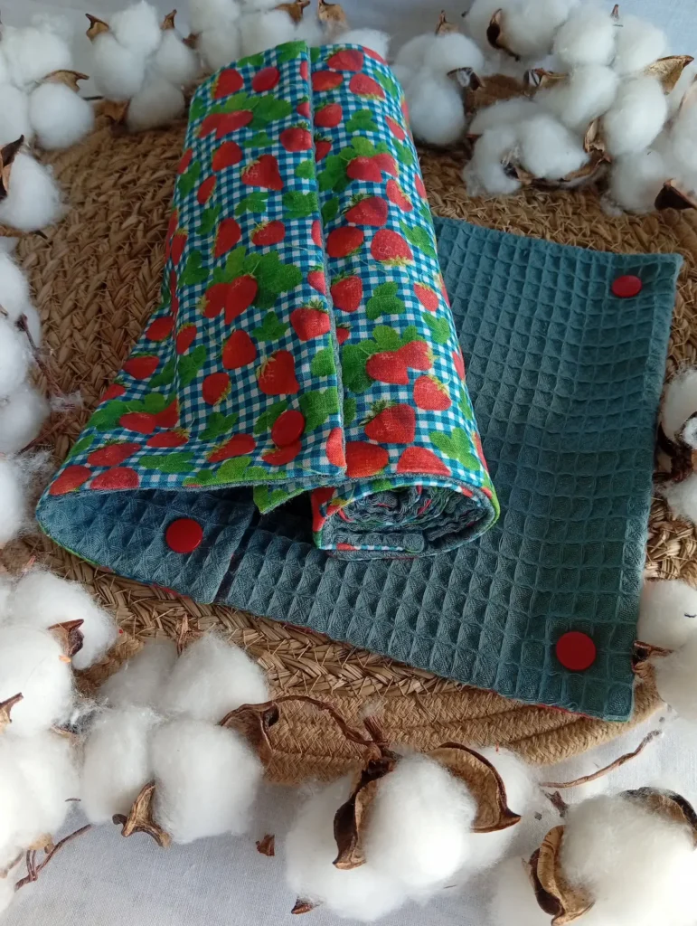 joli roujeau d'essuie-tout lavable en éponge nid d'abeille motifs fraises vichy Cousu Mel Le Havre