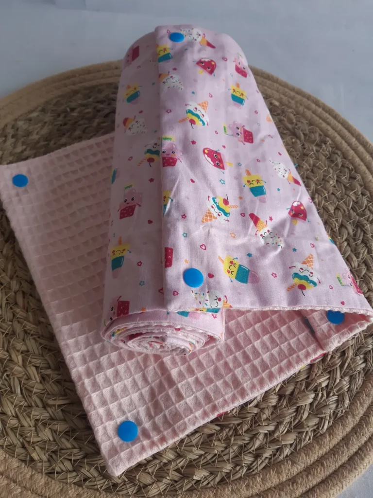 essuie-tout lavable motif glaces kawaii sur fond rose pour remplacer l'essuie-tout jetable en cuisine et faire des économies