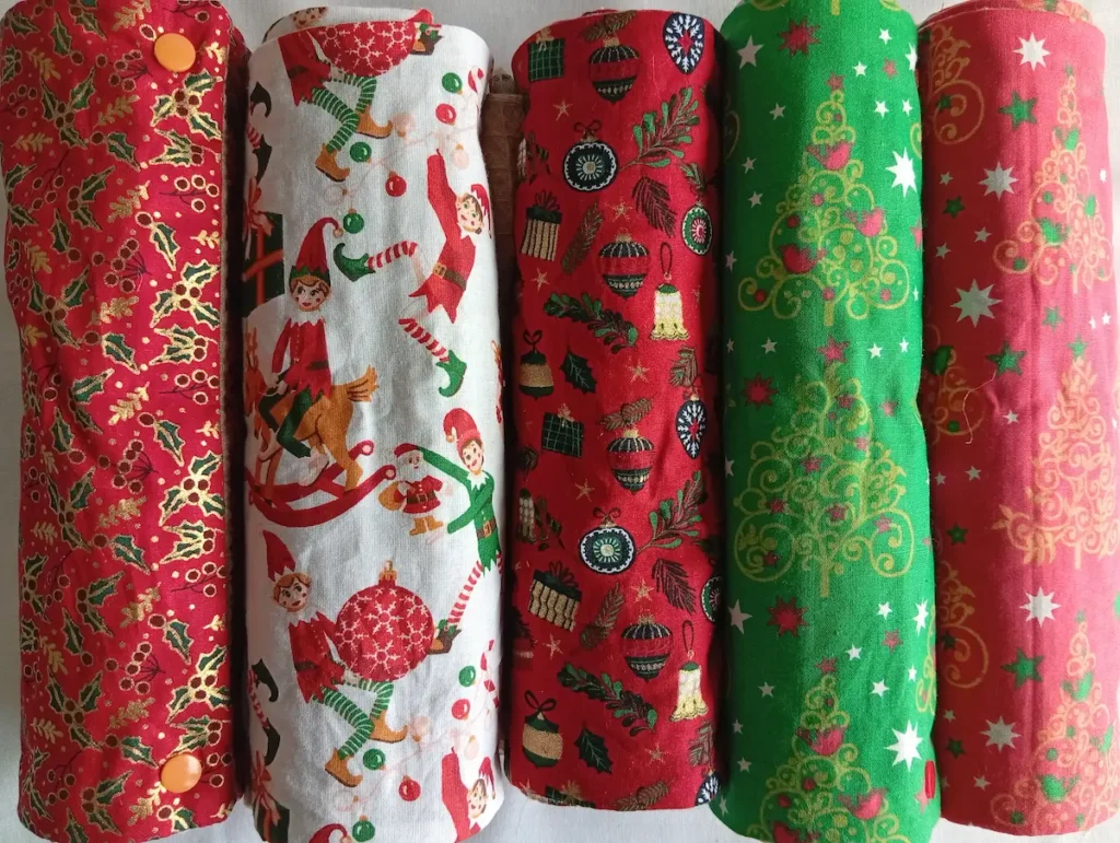 5 rouleaux d'essuie-tout lavable Noël / serviettes de table Noël en éponge motifs houx, cadeaux dorés, sapins verts et lutins farceurs pour tous les styles de table