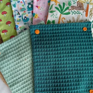 6 serviettes de table pour enfant réutilisable où on voit bien les 2 options de bleus pour l'éponge en nid d'abeille. Joli essuie-tout lavable en éponge nid d'abeille motif coloré et rigolo - Cousu Mel Le Havre