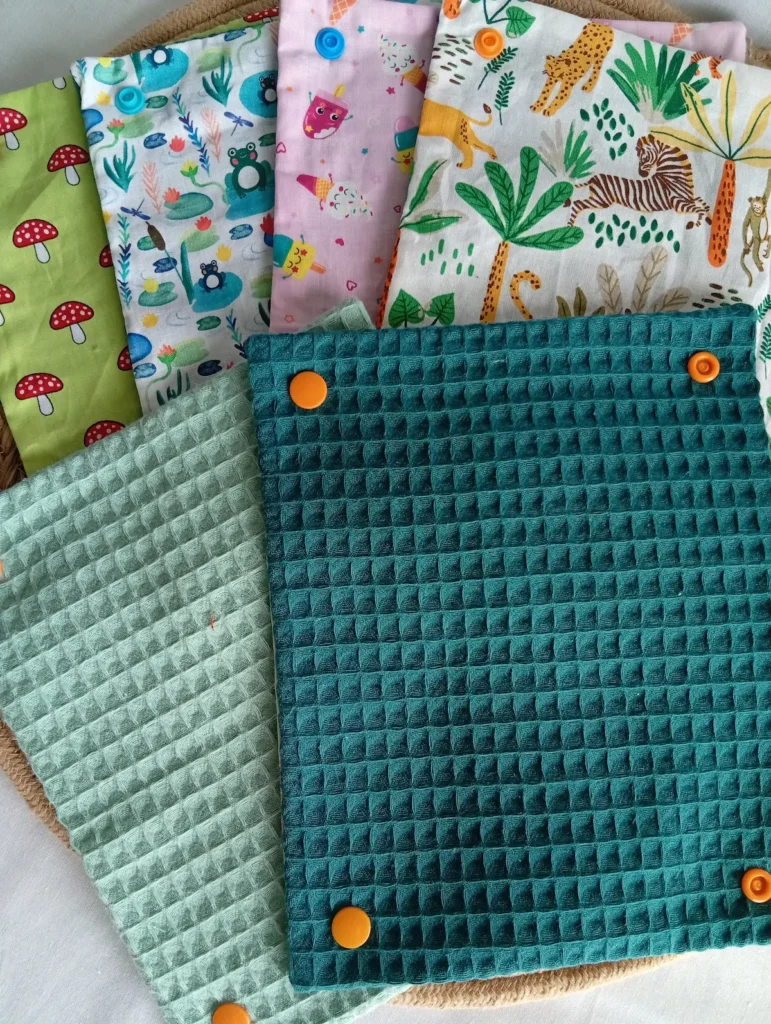 6 serviettes de table pour enfant réutilisable où on voit bien les 2 options de bleus pour l'éponge en nid d'abeille. Joli essuie-tout lavable en éponge nid d'abeille motif coloré et rigolo - Cousu Mel Le Havre