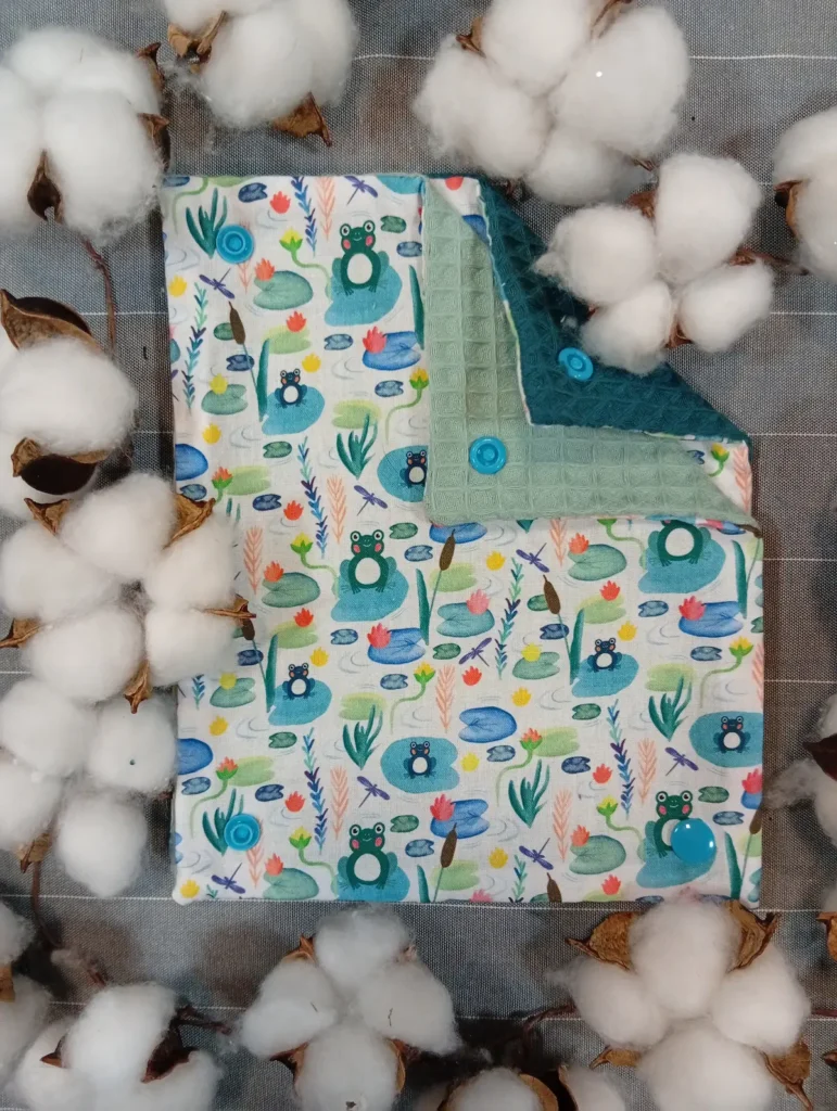 Feuille d'essuie-tout lavable pour enfants motifs grenouilles et nénuphar et éponge nid d'abeille bleu. Cousu main par Cousu Mel au Havre
