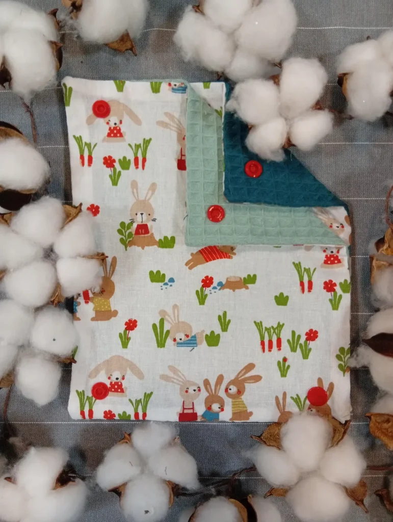 Serviette de table pour enfant réutilisable motif lapin et carotte et éponge en nid d'abeille bleu, avantage pour débarbouiller les enfants
