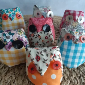 photo de groupe de mes petits hiboux à la lavande et en tissu coton aux motifs à fleurs et vichy avec des boutons upcyclés | sachet de lavande artisanale Cousu Mel Le Havre