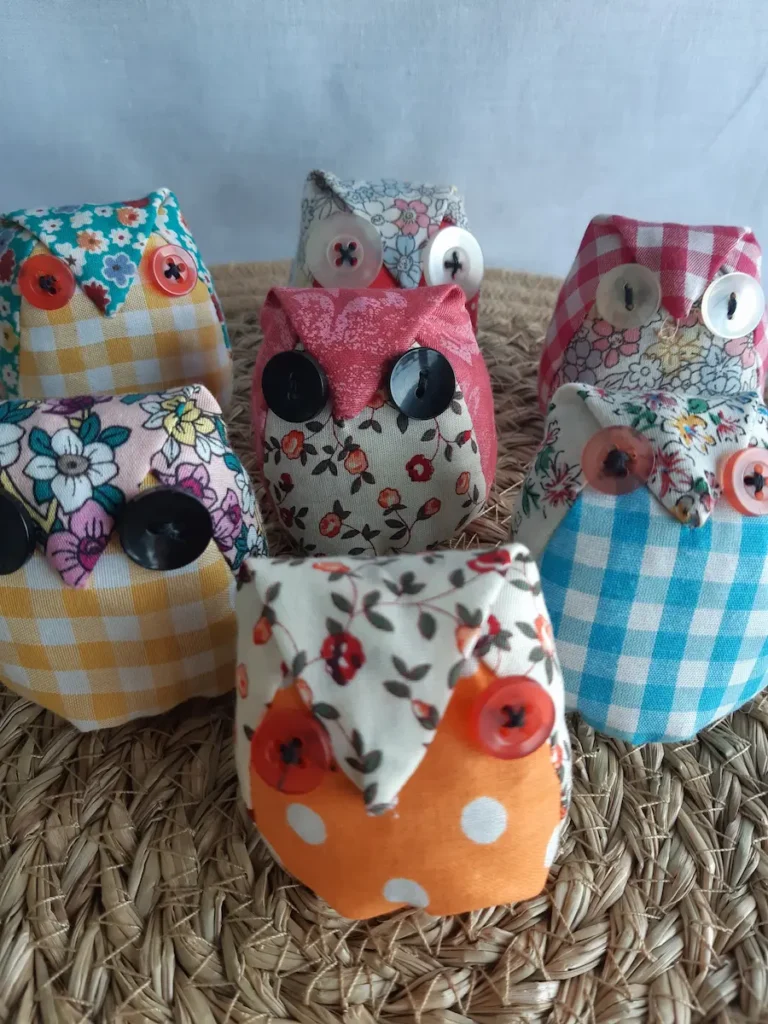 photo de groupe de mes petits hiboux à la lavande et en tissu coton aux motifs à fleurs et vichy avec des boutons upcyclés | sachet de lavande artisanale Cousu Mel Le Havre