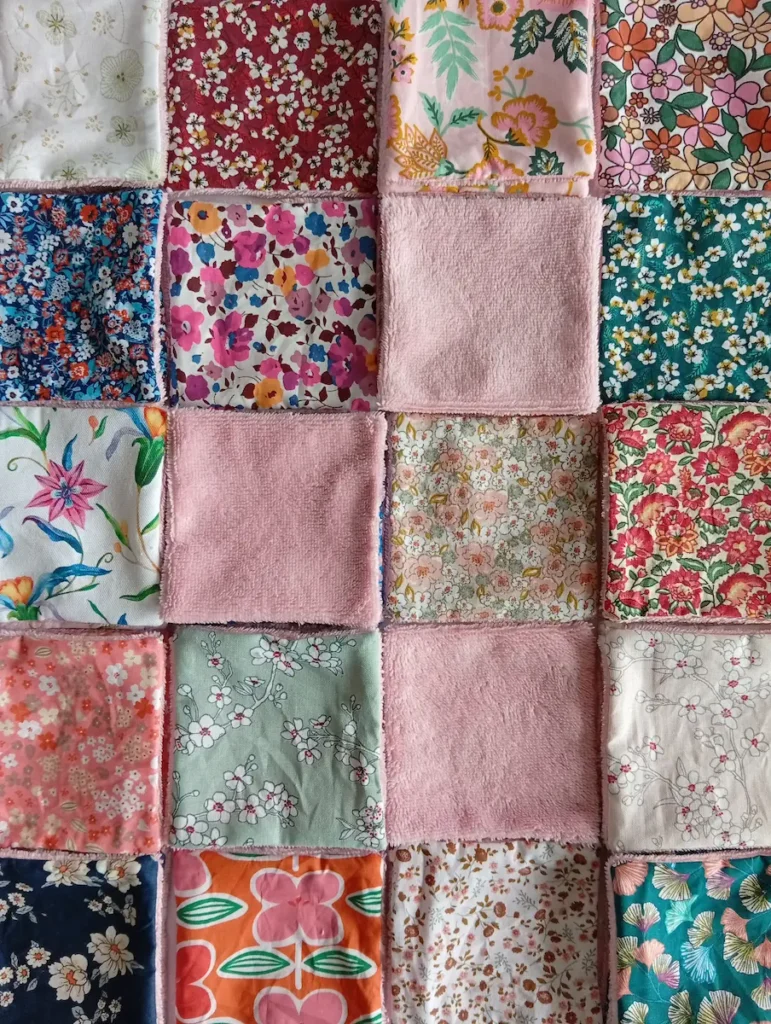 damier de lingettes lavables en bambou rose et coton aux imprimés fleuris Cousu Mel Le Havre