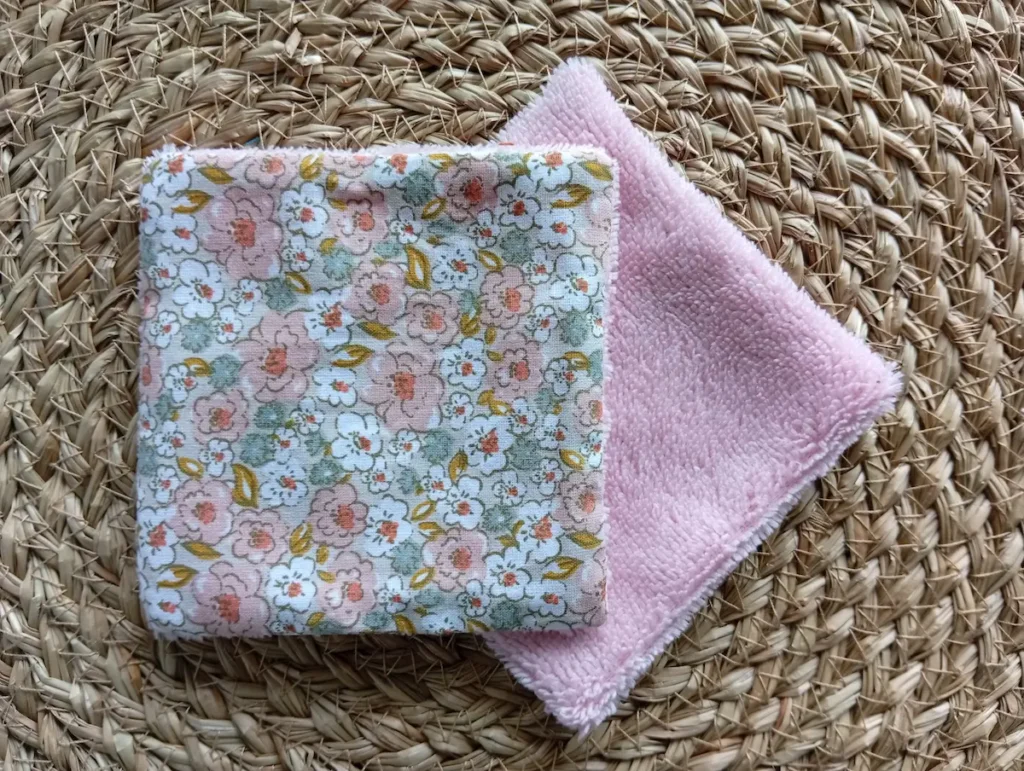 Zoom sur l'éponge de bambou certifiée Oeko-Tex d'une lingette démaquillante Cousu Mel Le Havre