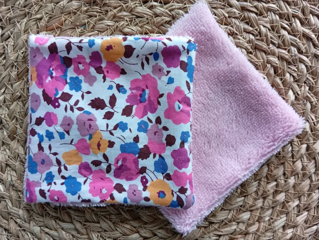 lingette indispensable du sac à langer en bambou doux rose et coton imprimé à fleurs pour essuyer les fesses de bébé | zéro déchet Cousu Mel