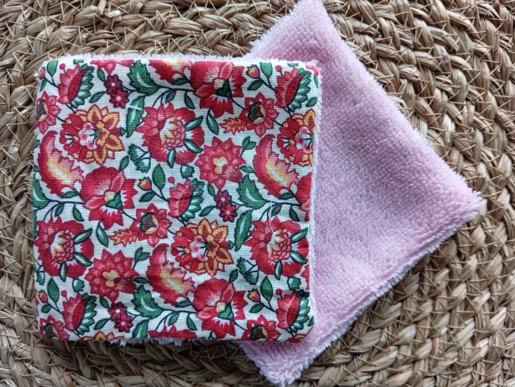 lingette lavable bambou et fleurs motif céleste avec des fleurs rouge orange et feuilles vertes