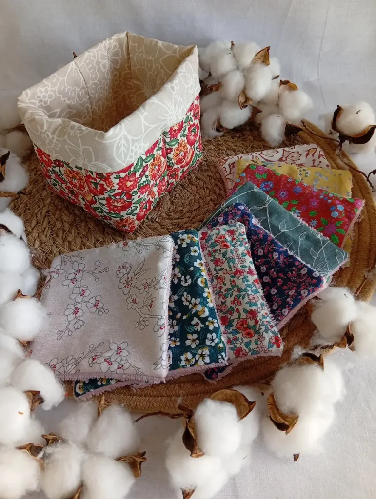 Lot de lingettes lavables en bambou aux motifs fleurs colorés fait main par Cousu Mel au Havre.