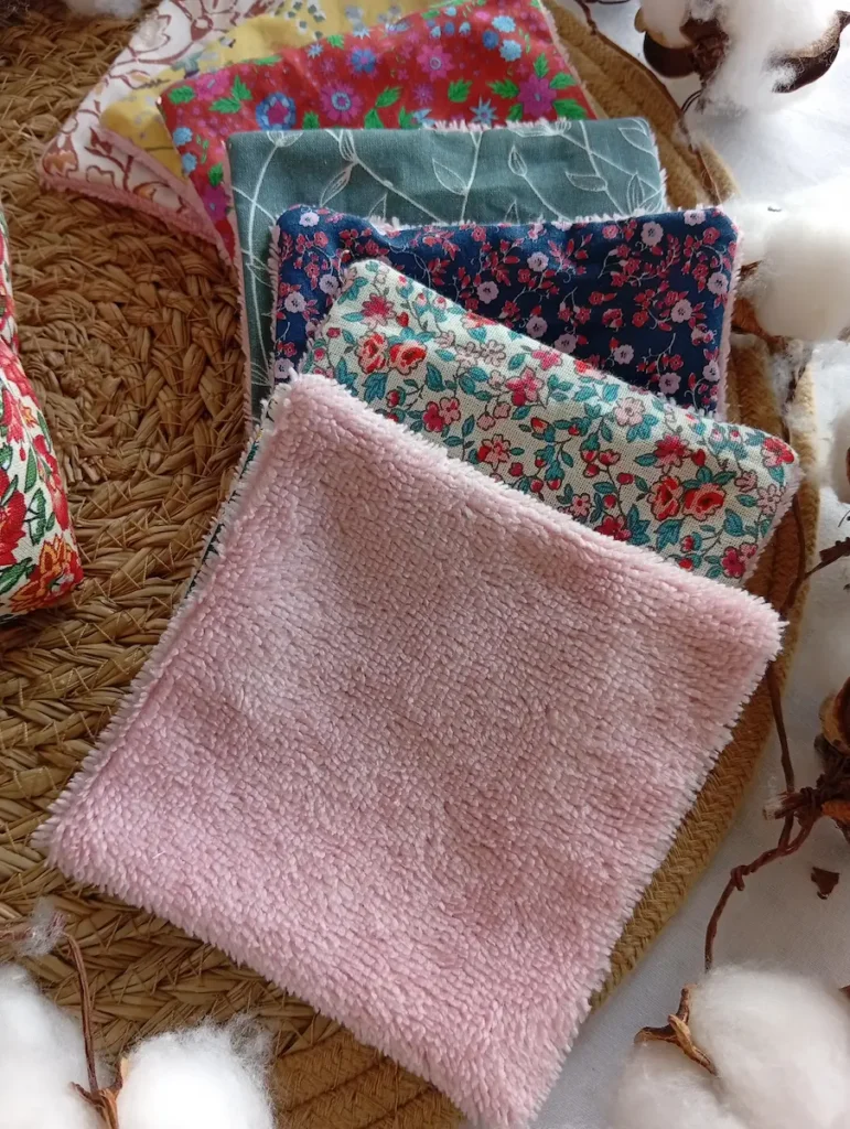 Zoom sur l'éponge de bambou certifiée Oeko-Tex d'une lingette démaquillante rose Cousu Mel.