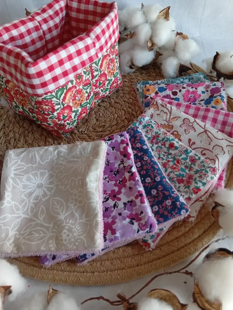 panier et 8 lingettes en bambou motifs bouquet de fleurs ; accessoire indispensable de la maison zéro déchet pour la salle de bain ou la table à langer