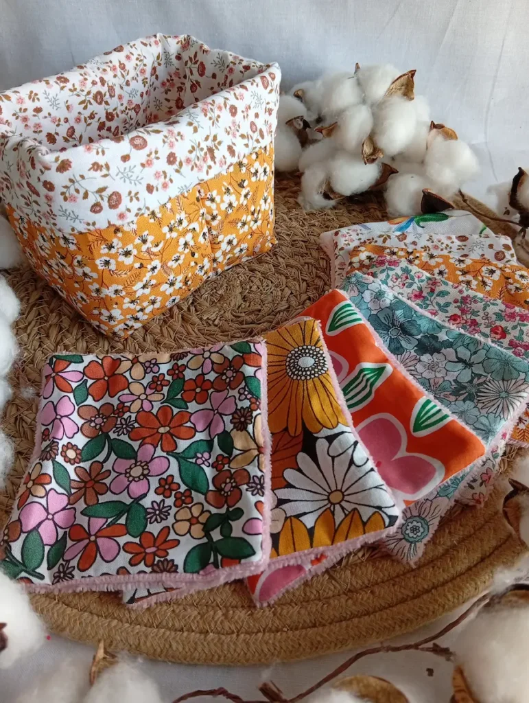 Lot de lingettes lavables en bambou aux motifs fleurs colorés fait main par Cousu Mel au Havre.
