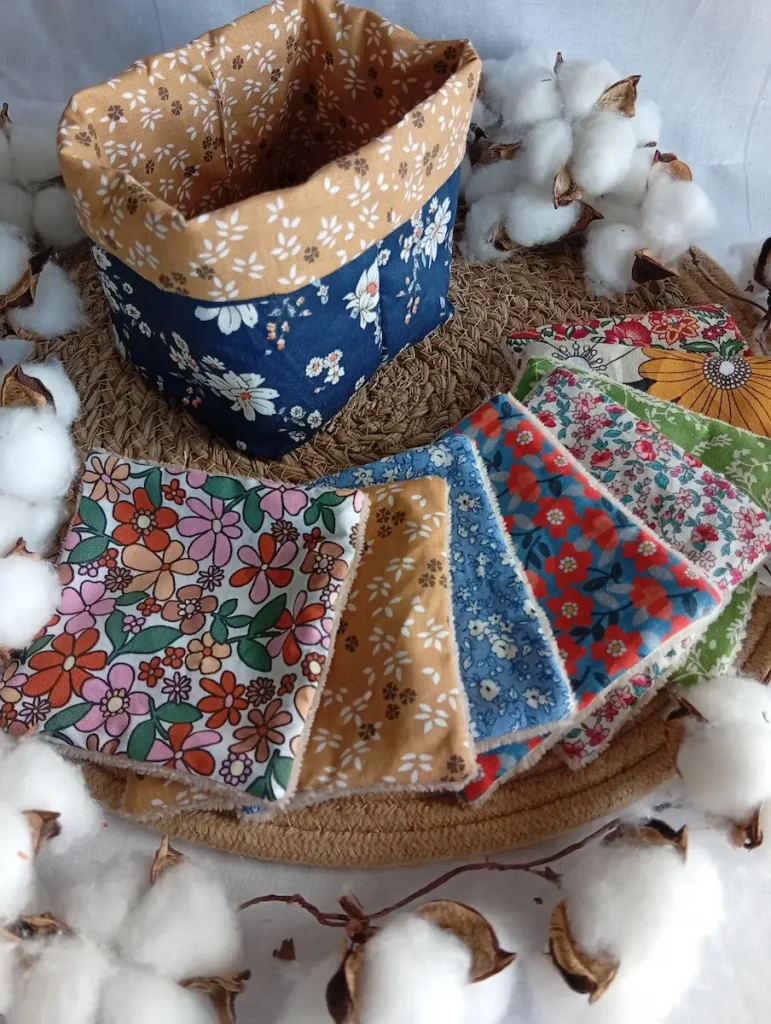 Lingettes démaquillantes lavables en bambou doux et coton fleuri pour kit bien-être maman.