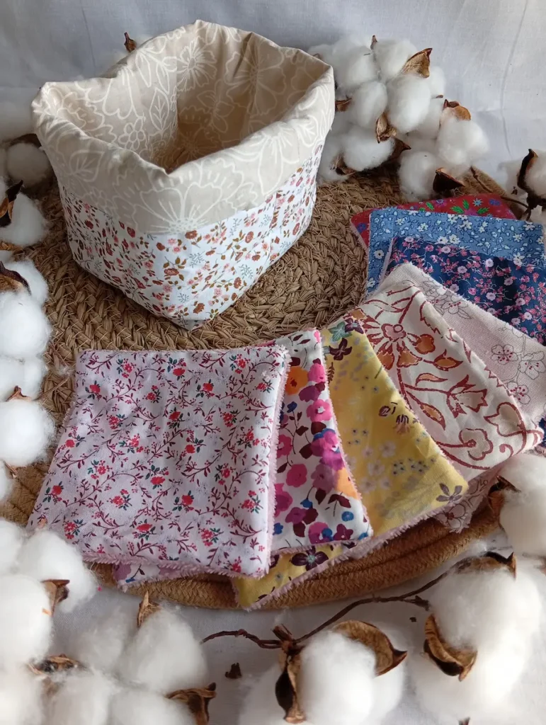 lingettes dans leur panier en tissu motifs fleurs assortis ; accessoires zéro déchets pour la rentrée à l'école et au travail
