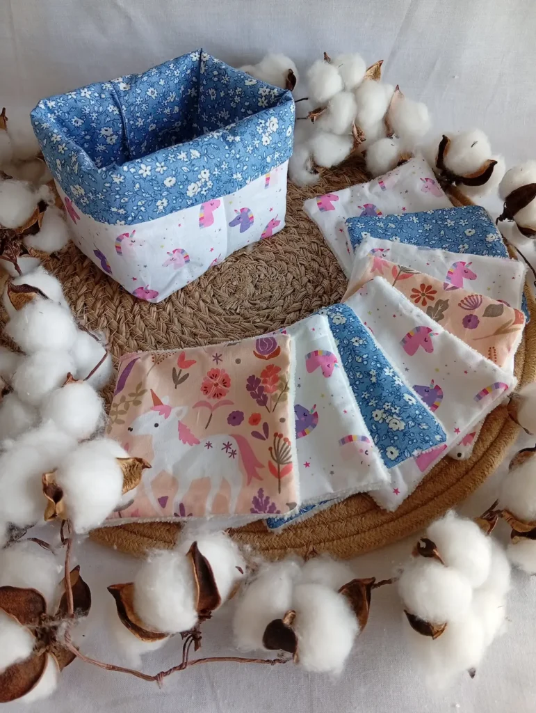 panier et lingettes lavables en bambou à fleurs et licornes pour essuyer les fesses de bébé sans les irriter