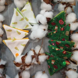 plusieurs minis pochettes bijoux origami en textile (imprimé Noël et ananas) pour faire un petit cadeau ou ranger de petits objets comme bague, monnaie, médicament