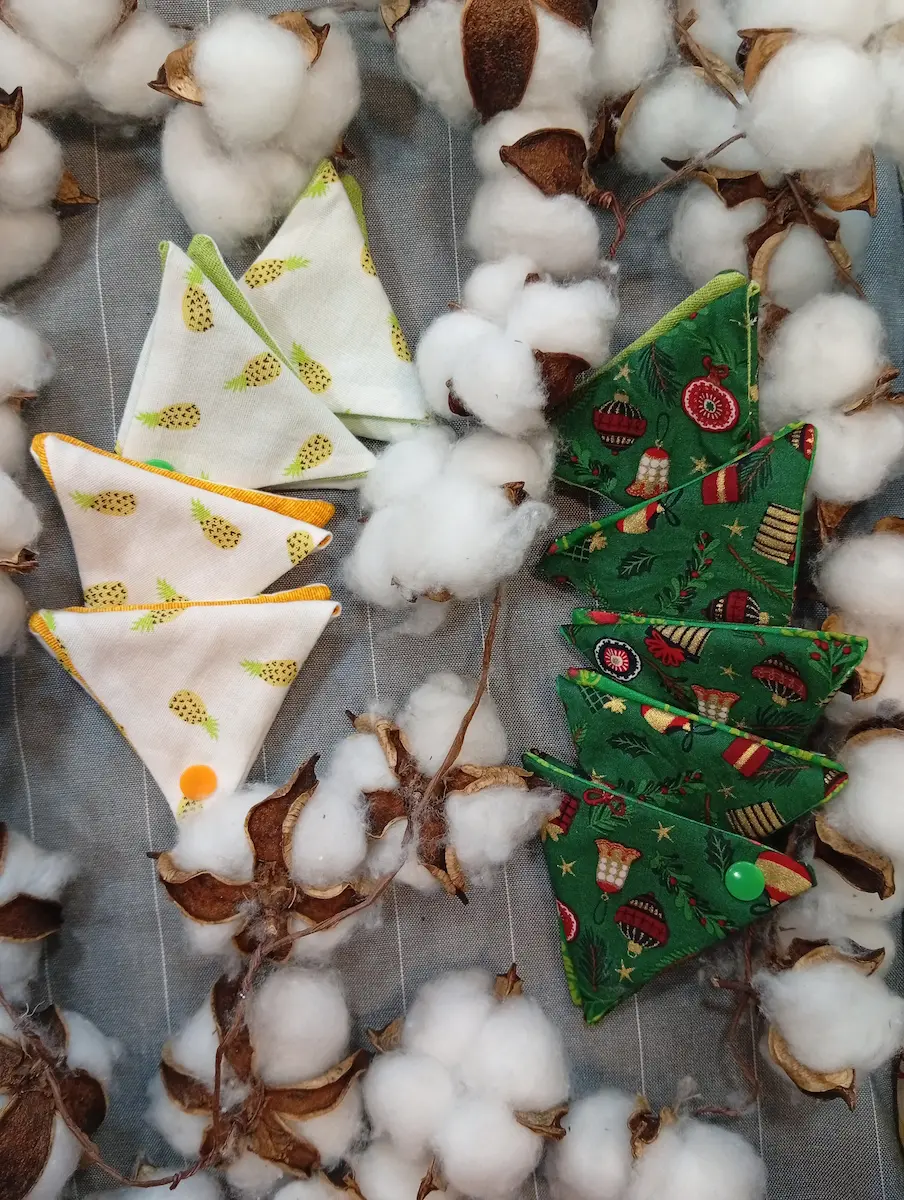 plusieurs minis pochettes bijoux origami en textile (imprimé Noël et ananas) pour faire un petit cadeau ou ranger de petits objets comme bague, monnaie, médicament