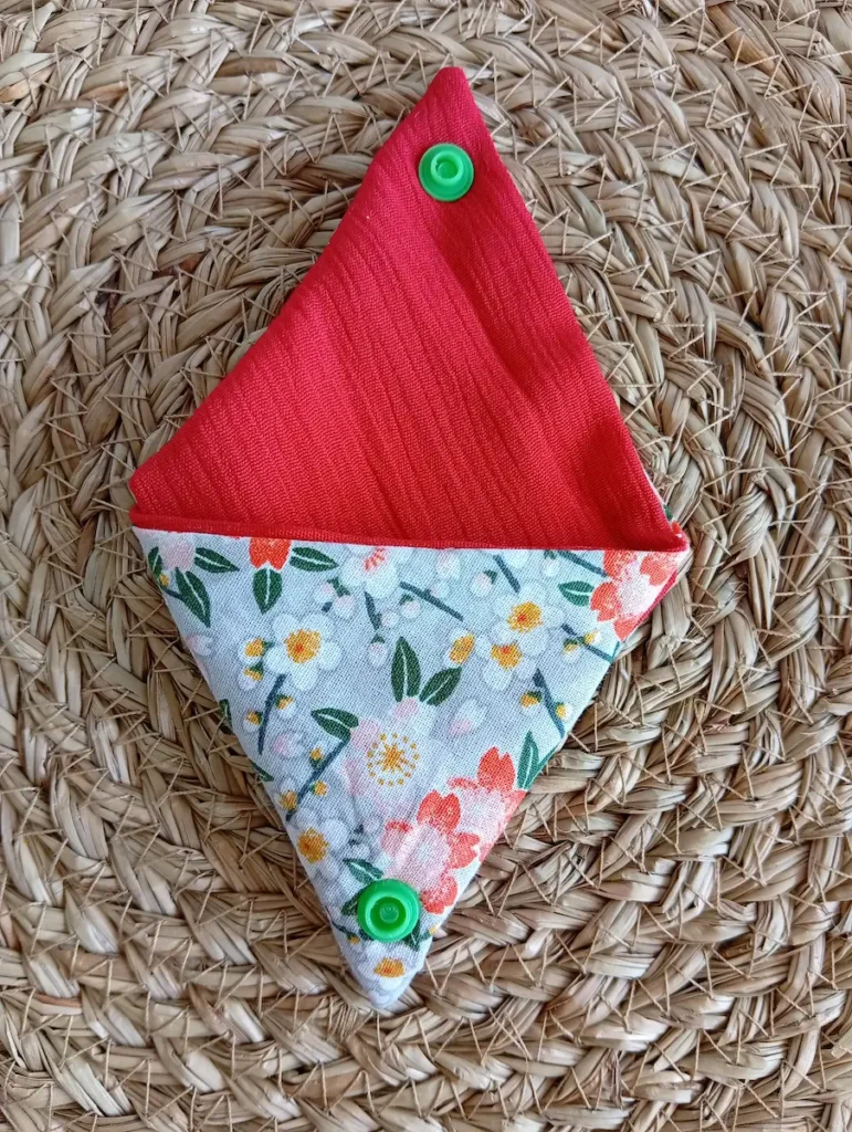 pochette origami motif fleurs et doublure rouge pour ranger des écouteurs, des médicaments, des bijoux ou pochette à dent de lait pour que la petite souris trouve facilement la dent sous l'oreiller et glisse une pièce à la place