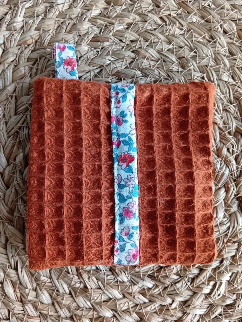 exemple de pochette sauve-savon avec finition en coton imprimé à fleurs pour savoir comment entretenir les accessoires textiles en nid d'abeille durablement