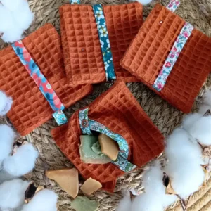 exemple de sauve-savon pour utiliser les restes de savon solide et faire des économies. En éponge nid d'abeille, couleur rouille. Zéro déchet