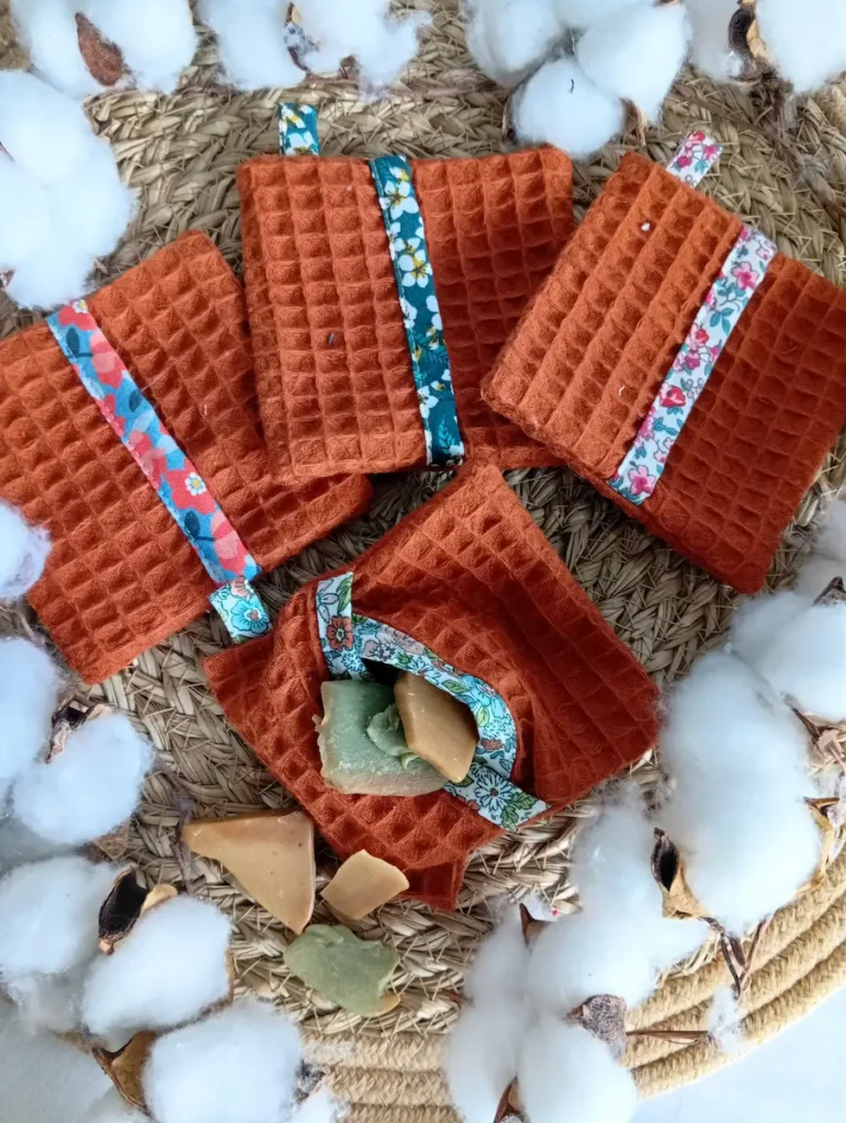 exemple de sauve-savon pour utiliser les restes de savon solide et faire des économies. En éponge nid d'abeille, couleur rouille. Zéro déchet