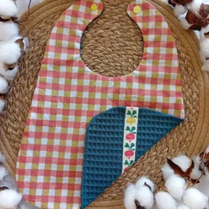 Bavoir réversible imperméable et absorbant en coton enduit et éponge nid d'abeille avec motif vichy et radis.