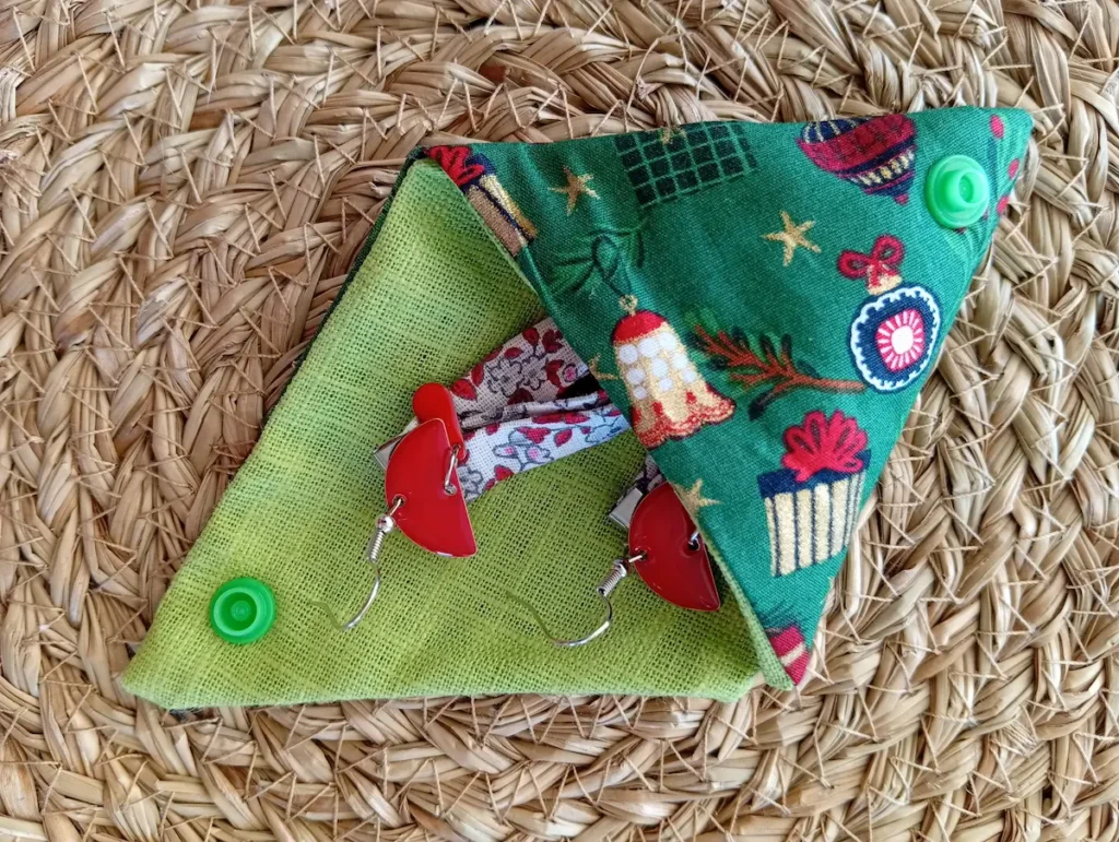Pochette origami en coton et lin vert motif noël contenant des boucles d'oreilles pendant à fleurs rouge fait main France Cousu Mel
