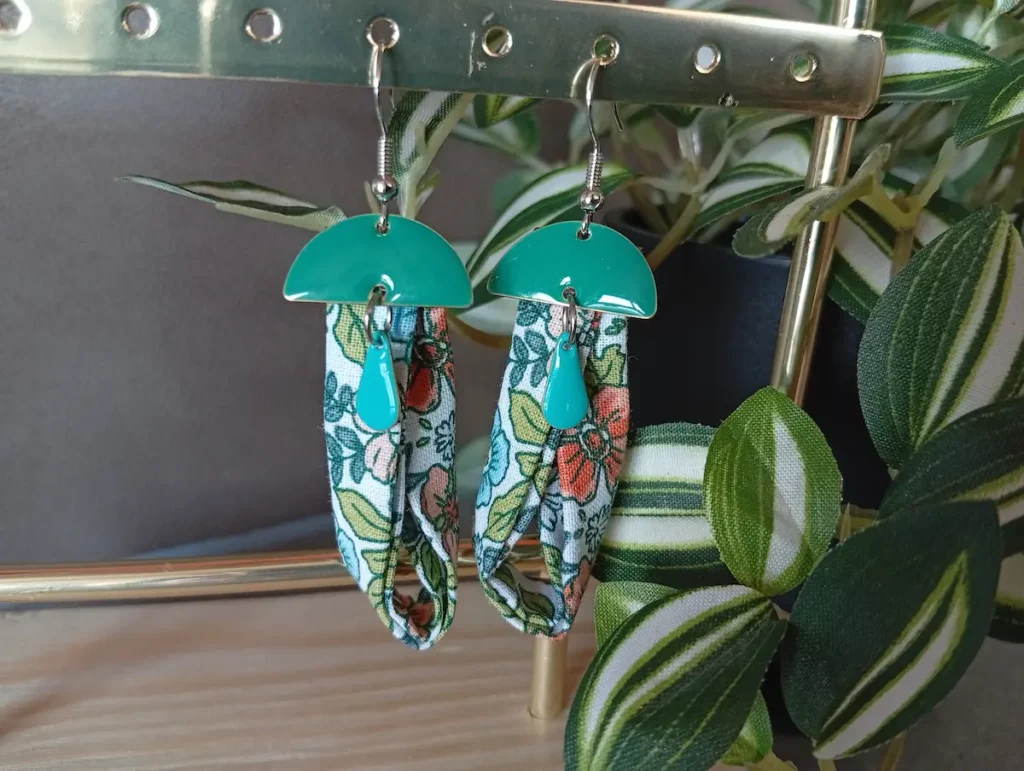 boucles d'oreilles faites main avec des textiles recyclés