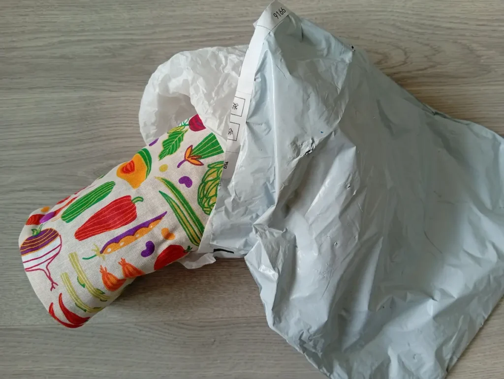 Exemple de colis moche mais écolo Cousu Mel : emballage recyclé et création textile artisanale.
