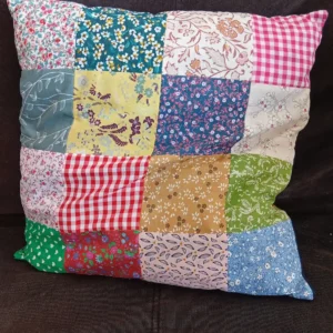 coussin patchwork à fleurs en textile recyclé