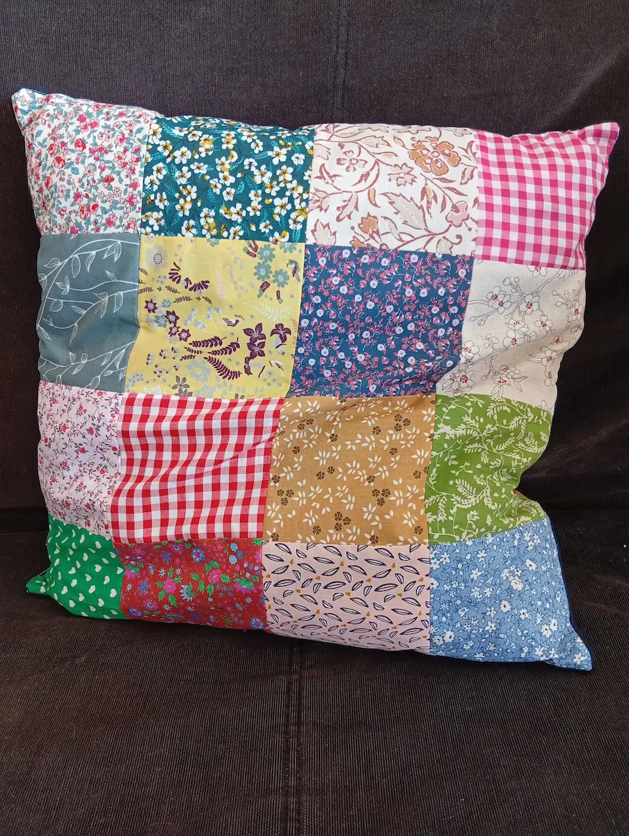 coussin patchwork à fleurs en textile recyclé