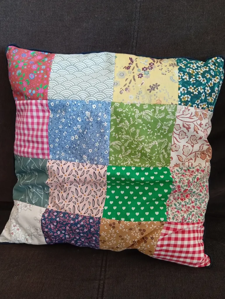 Coussin décoratif carré patchwork de fleurs colorées finition passepoil bleu marine fait main upcycling Cousu Mel