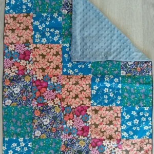 couverture pour bébé en patchwork à fleurs et minky gaufré gris perle