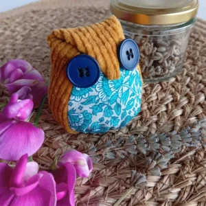 hibou garni de lavande séchée en velours cotelé moutarde et ventre en coton à fleurs bleues avec des bouton marine en guise d'yeux