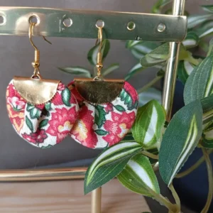 boucles d'oreilles en textiles recyclés imparfaites mais jolies quand même