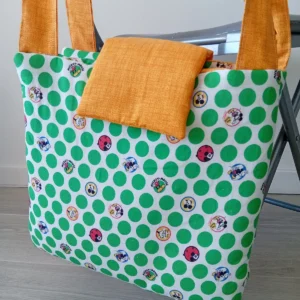 Sac à langer qui s'ouvre pour devenir un tapis à langer ou d'éveil avec des rangements très pratiques et des accessoires indispensable comme un bavoir, un gant de toilette, une serviette et un hochet