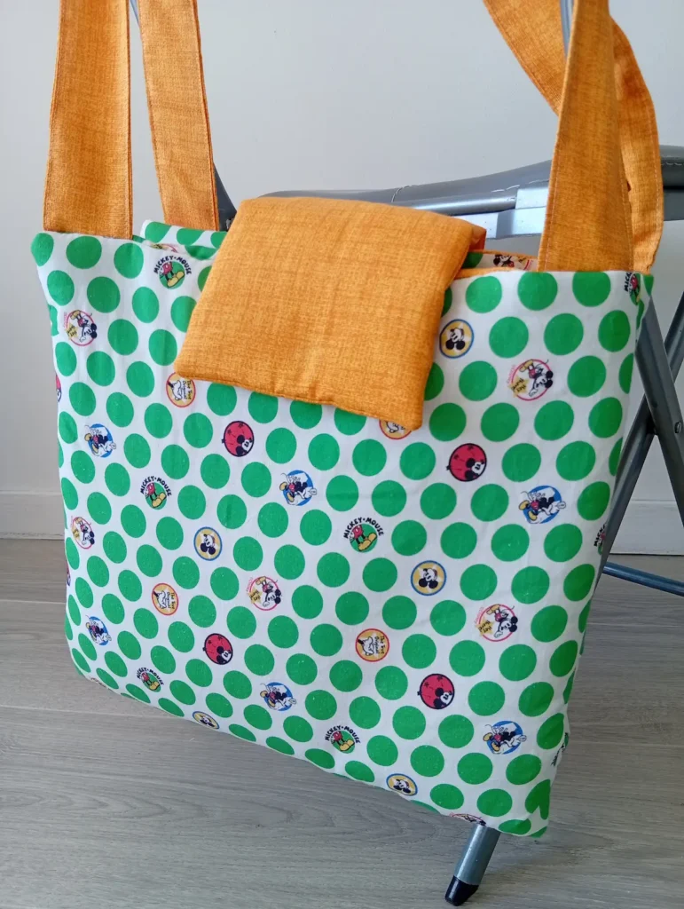 Sac à langer qui s'ouvre pour devenir un tapis à langer ou d'éveil avec des rangements très pratiques et des accessoires indispensable comme un bavoir, un gant de toilette, une serviette et un hochet