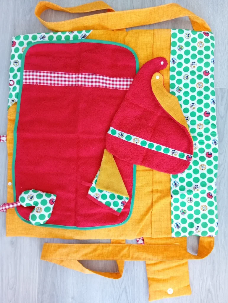 sac à langer super pratique avec serviette moelleuse, bavoirs absorbant, gant de toilette en bambou et jouet hochet grelot