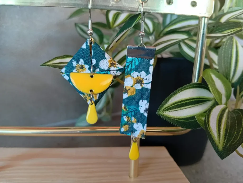 Boucles d'oreilles asymétriques artisanales coton motif floral vert et perle émaillée jaune fait main Le Havre Cousu Mel