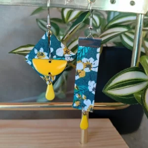 Boucles d'oreilles asymétriques artisanales coton motif floral vert et perle émaillée jaune fait main Le Havre Cousu Mel