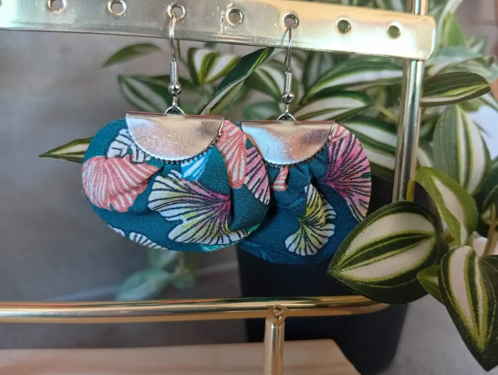 Boucles d'oreilles créoles 'clutch' textile motif floral ginkgo et métal doré fait main Normandie Cousu Mel