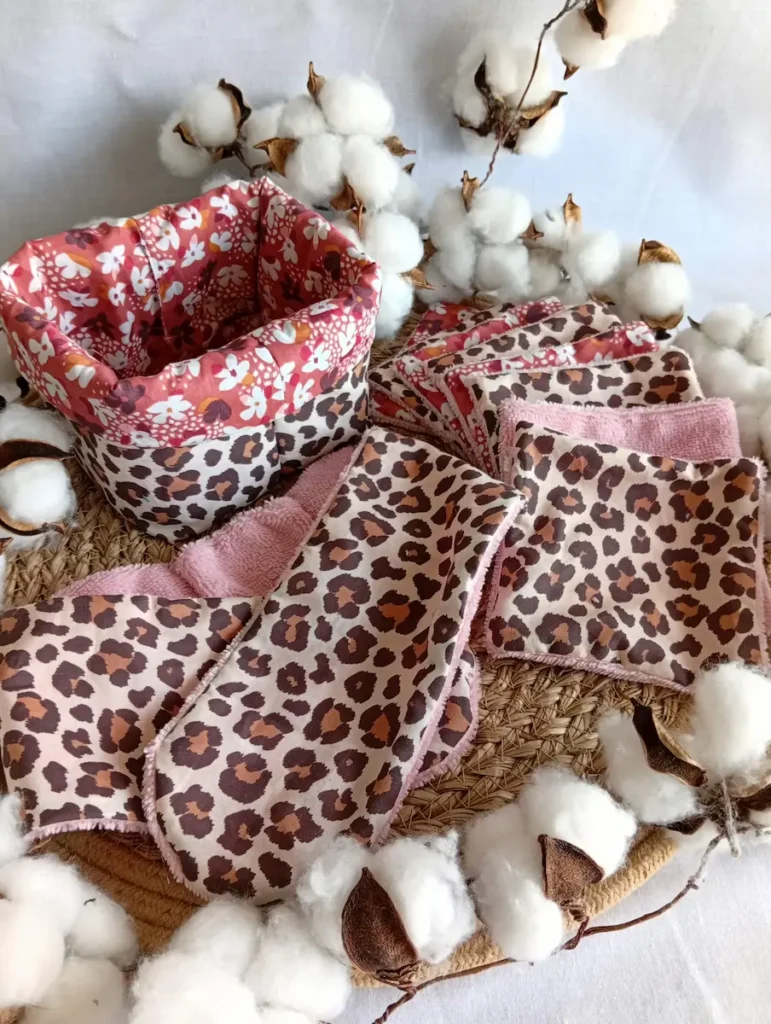 Coffret lingettes lavables bandeau : soin visage fait main panier lingettes lavables bambou et bandeau de soin motif léopard et fleurs fond rose