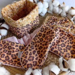 Coffret lingettes lavables bandeau dans panier : soin du visage fait main. panier lingettes lavables bambou et bandeau de soin motif léopard et fleurs ocre