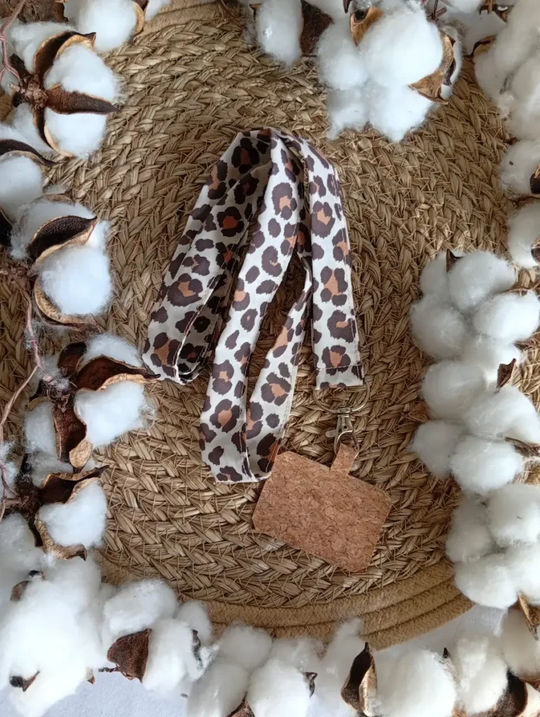 Bandoulière pour smartphone en coton motif léopard avec attache universelle en liège fait main France