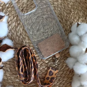 bandouliÚre pour smartphone motif léopard avec etiquette en liÚge insérée dans la coque en silicone du téléphone