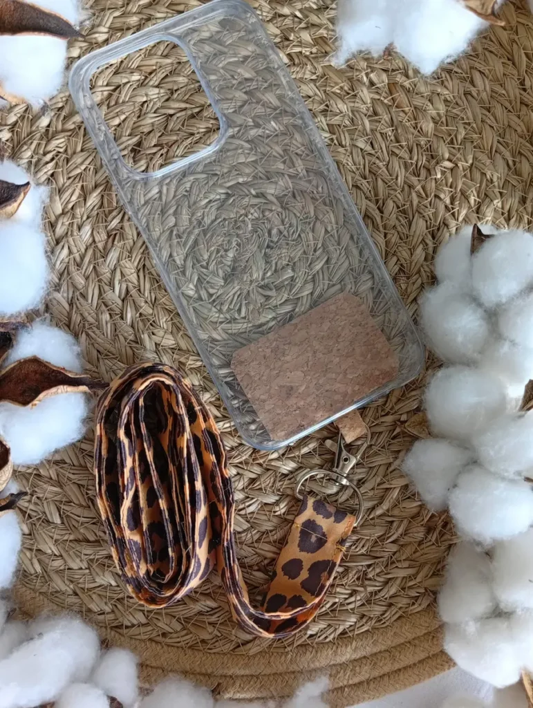 cadeau fête des mères artisanal : bandoulière pour smartphone motif léopard avec etiquette en liège insérée dans la coque en silicone du téléphone