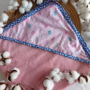 Sortie de bain bébé en éponge bambou rose avec capuche motif licorne et biais fleuri, Cous Mel fait main en Normandie, France